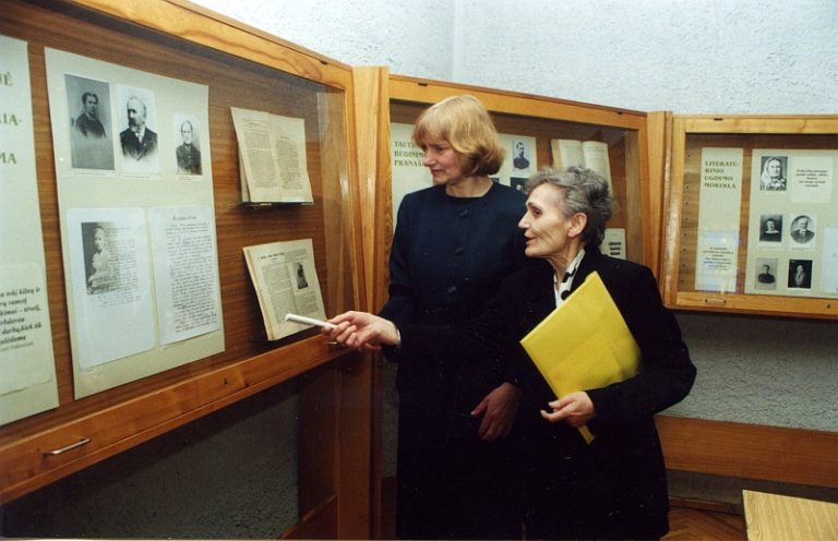 Konferencijos parodos rengėjos Stasė Mikeliūnienė ir Margarita Mašalienė. Foto G. Lukoševičiaus