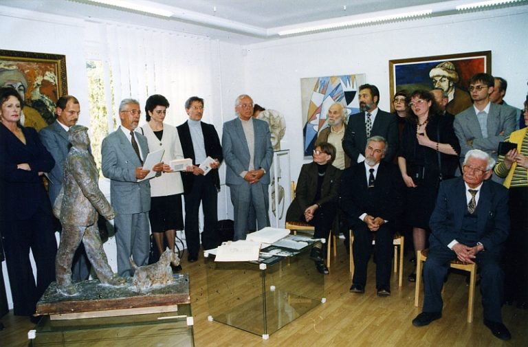 Pirmoji praplėstose patalpose (ekspozicijų salėje) surengta paroda „Juozas Miltinis dailininkų akimis“.