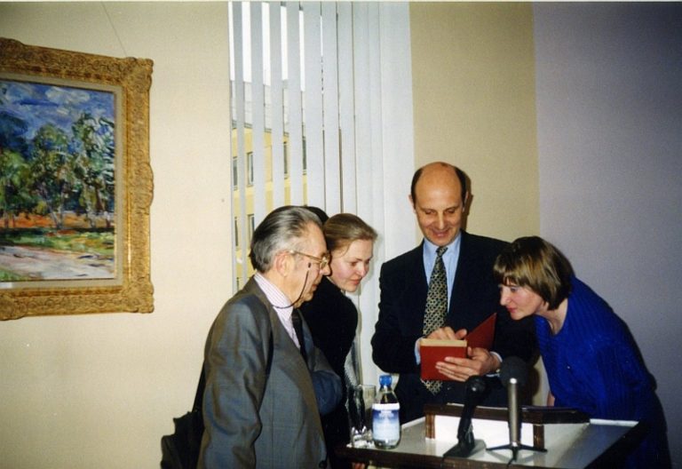 Prof. Domas Kaunas rodo A. Einšteino autografuotą knygą „Reliatyvumo teorija“. Foto V. Jelovik
