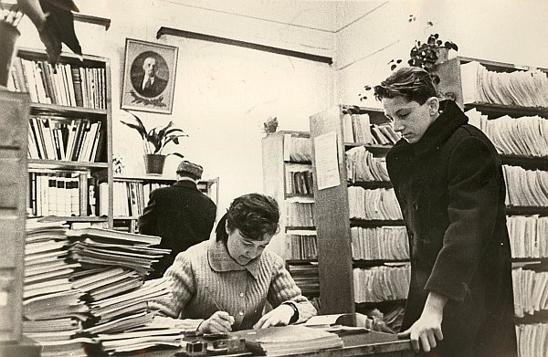 Muzikos literatūros skyriuje vedėja Ada Pontežytė ir skaitytojas (dabar - muzikologas) Viktoras Januškevičius. 1965 m.