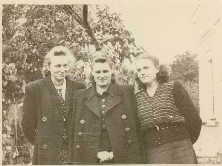 Bibliotekos darbuotojos. Iš kairės: G. Markevičiūtė, vedėja K. Dičkienė ir R. Gudavičiūtė. 1952 m.