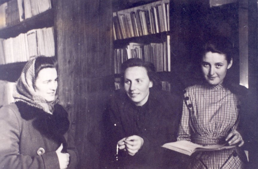Bibliotekos darbuotojos (iš kairės) Kotryna Dičkienė, vedėja Monika Marmokaitė ir Regina Kugaudaitė. 1949 04 02.