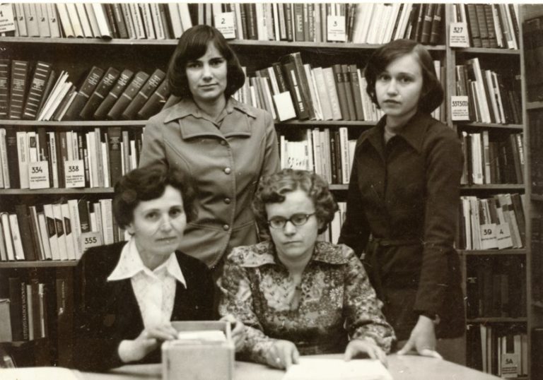 Informacijos-bibliografijos skyriaus darbuotojos (iš kairės): vedėja S. Mikeliūnienė, Z. Kairienė, M. Mašalienė, B. Jurgelevičiūtė. 1977 m.