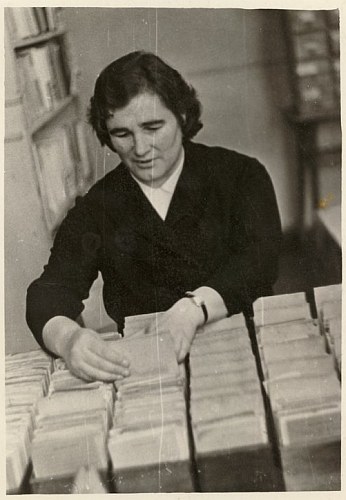 Direktorė Kotryna Dičkienė Panevėžio 1-osios masinės bibliotekos abonemente. 1965 m.