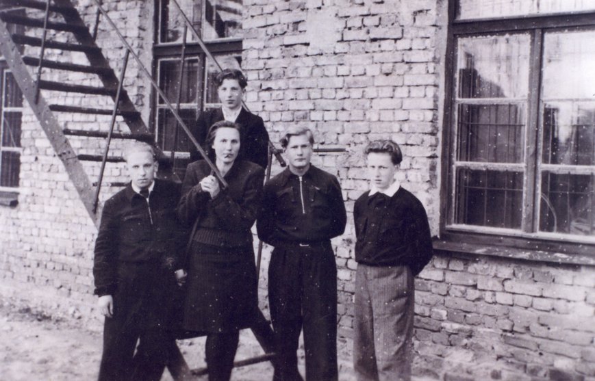 Monika Marmokaitė su bibliotekos aktyvo nariais – gimnazistais. 1949 04 02