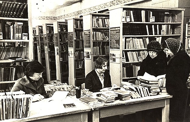 Panevėžio 1-osios masinės bibliotekos abonementas. Skaitytojus aptarnauja  bibliotekininkės G. Žirkauskienė (kairėje) ir J. Simniškienė. 1965 m.
