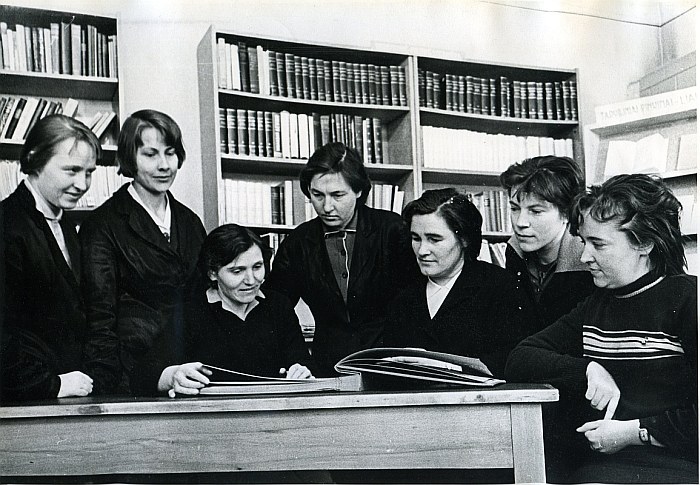 Panevėžio 1-osios masinės bibliotekos kolektyvas. Iš kairės: J. Sipavičiūtė-Arelienė, J. Simniškienė,  S. Mikeliūnienė, G. Žirkauskienė, vedėja K. Dičkienė, A. Navikienė, A. Pontežytė. 1965 m.
