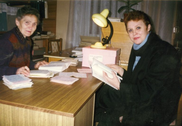 Rankraštyno darbuotojos Elvyra Pažemeckaitė ir Stasė Mikeliūnienė