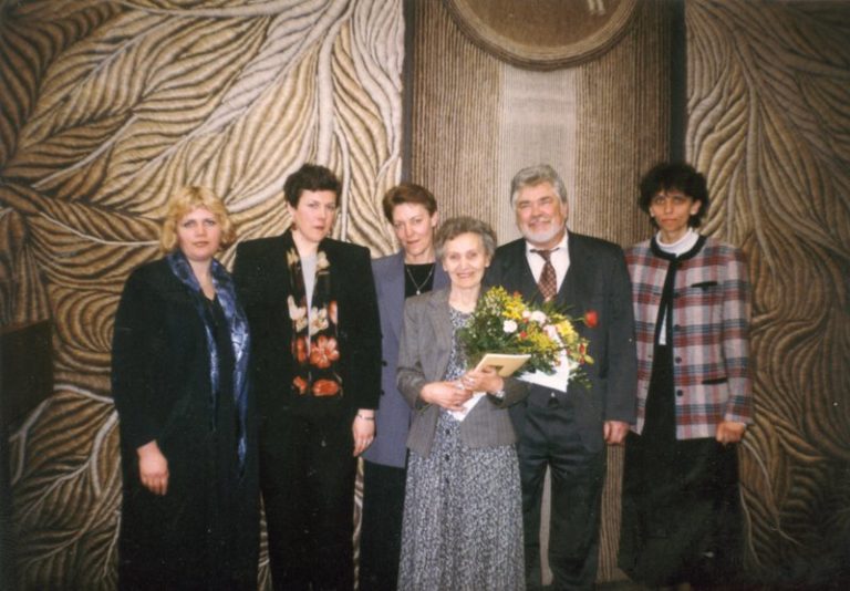 Po premijos įteikimo iš kairės: R. Greiciūnienė, O. Banionytė, G. Astrauskienė, S. Mikeliūnienė, V. Staniulis, I. Mažylytė.