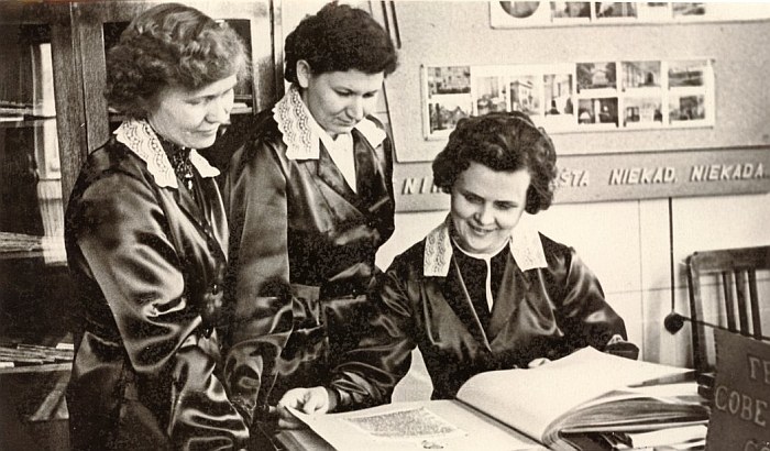 Vaikų bibliotekos darbuotojos (iš dešinės): vedėja V. Paškauskienė, L. Morkūnienė ir L. Kancienė. 1965 m.