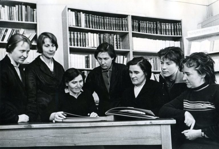 Panevėžio miesto 1-osios masinės bibliotekos darbuotojos. Iš kairės: Janina Sipavičiūtė-Arelienė, J. Simniškienė, skaityklos vedėja Stasė Mikeliūnienė, Genovaitė Žirkauskienė, bibliotekos vedėja Kotryna Dičkienė, A. Navikienė, Ada Pontežytė. Panevėžys. 1965 m. Panevėžio apskrities G. Petkevičaitės-Bitės viešoji biblioteka, PAVB F22
