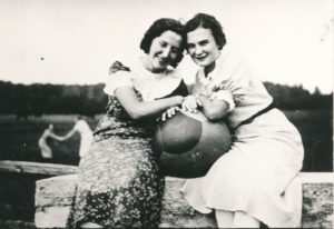 Aldona Januškevičiūtė-Jankūnienė (dešinėje) su Aldona Renigeryte-Stonkus. Panevėžys. 1936 m. PAVB F39-2