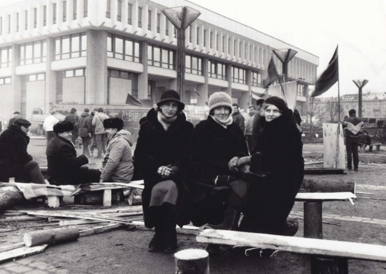 Nuotraukoje Parlamento gynėjos – pasvalietės Elena Mačėnaitė, Leonora Stravinskienė ir vaškietė Eugenija Krivickienė
Pasvalio krašto kultūros paveldo e. biblioteka „Pasvalia“