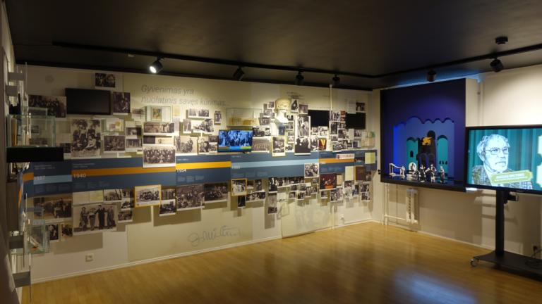 Juozo Miltinio palikimo studijų centro ekspozicija – nuotraukos, daiktai, liečiami ekranai