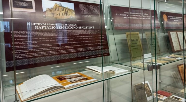 Stikliniuose stenduose eksponuojami parodos spaudiniai ir dokumentai