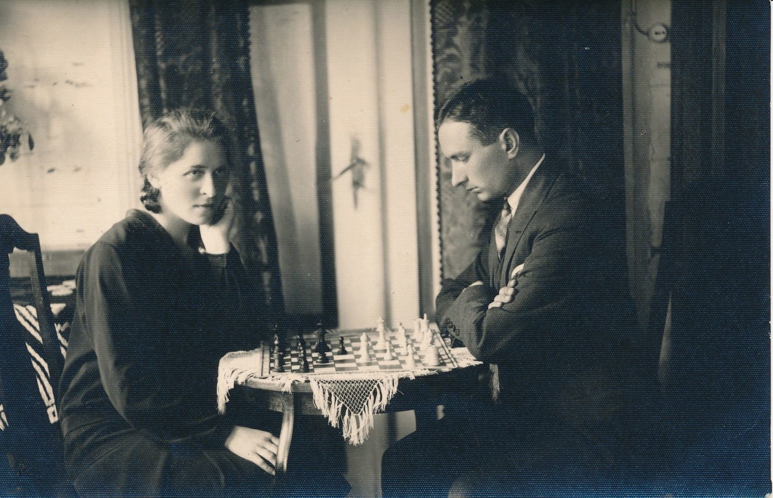 Vyras ir moteris žaidžia šachmatais