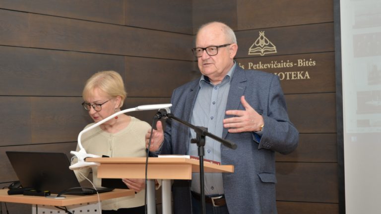 Alfonsas Eidintas ir Irena Stankevičienė renginyje bibliotekoje