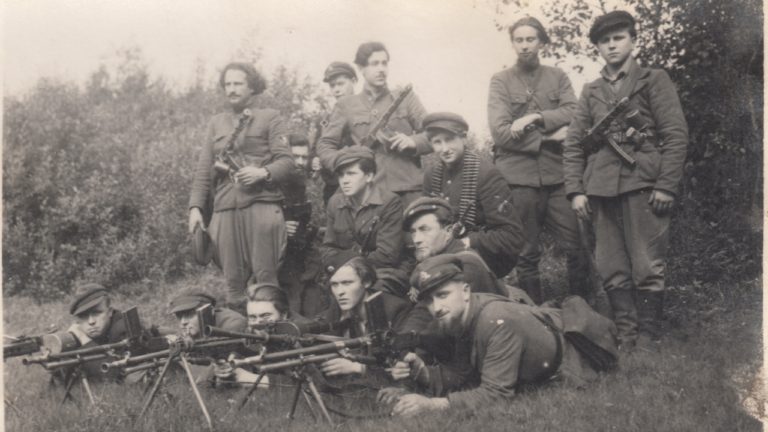 Vyrai su ginklais ir karine uniforma