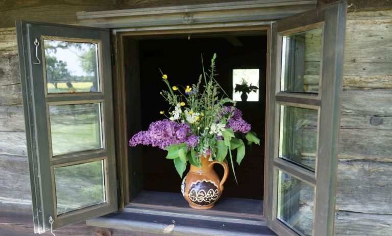 Pravertos langinės, ąsotis su gėlėmis