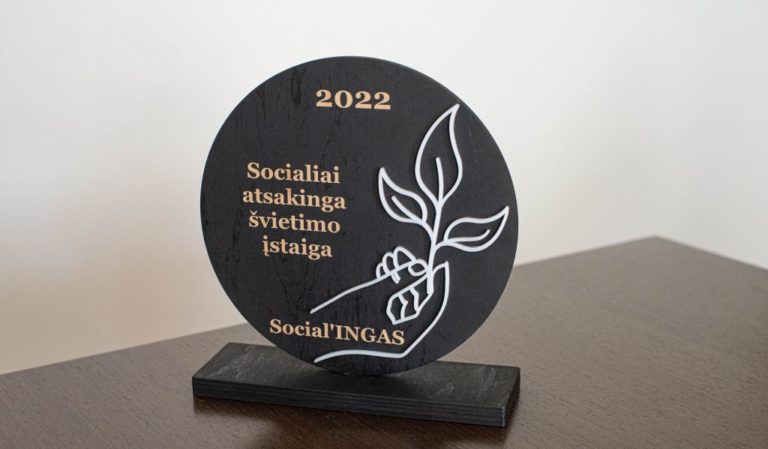 Apvali forma su užrašu Socialongas