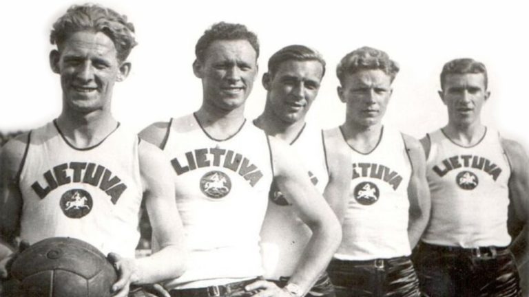 Išsirikiavę penki vyrai su sportine apranga