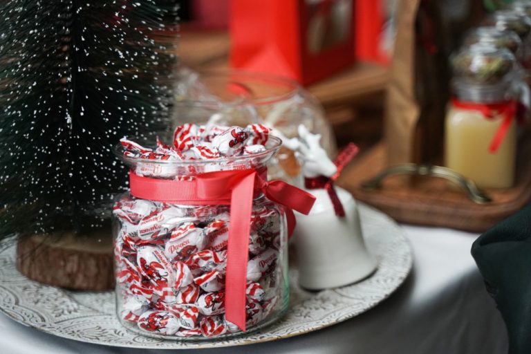 Kalėdinės dekoracijos: eglutė, indas su saldainiais