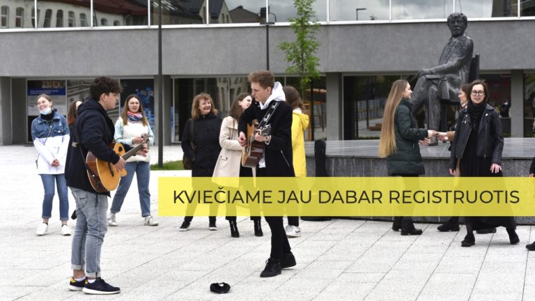 Jauni žmonės groja gitaromis ir būriuojasi Juozo Miltinio teatro fone