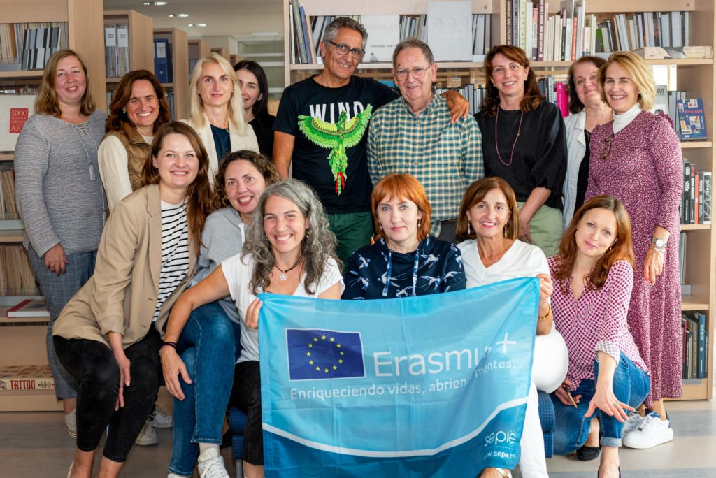 Visit of the guests from Palencia with Erasmus+ program in the library