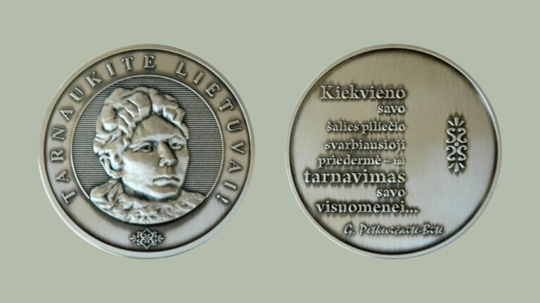 Dvi medalio pusės su Gabrielės Petkevičaitės-Bitės atvaizdu ir jos žodžiais
