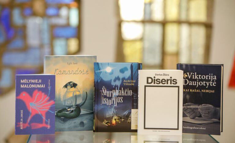 Išrikiuotos penkios rinkimuose laimėjusios knygos vitražų fone