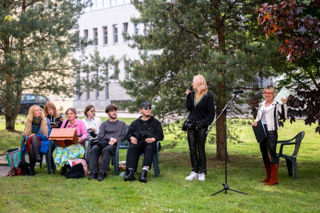 Skaityti poeziją kaip dantis valytis