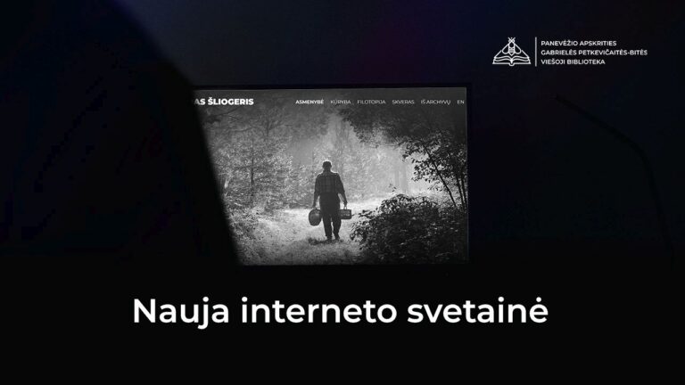 Juodai baltoje fotografijoje vyras eina su krepšiais miško fone