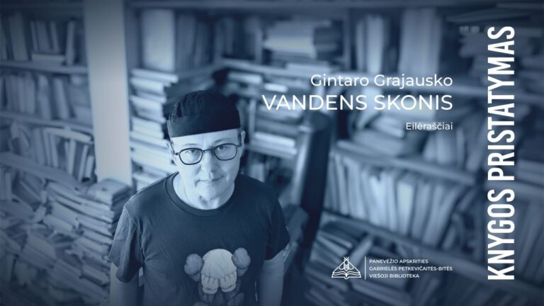 Vyras su kepure ir akiniais žvelgia netvarkingai pridėtų knygų lentynų fone