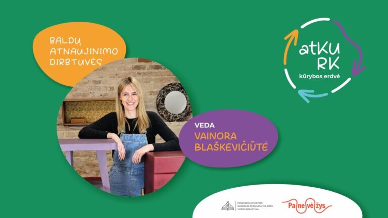 Moteris su kombinezonu šypsosi pasirėmusi į stalą ir spintelę