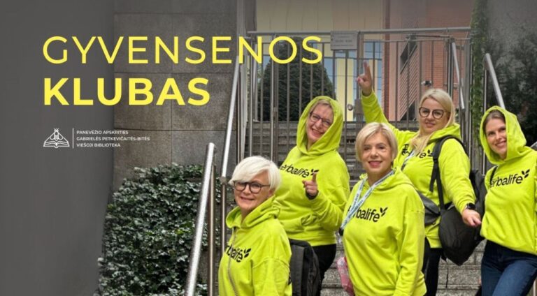 Penkios linksmos moterys vienoda apranga kiemo erdvėje