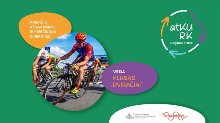 Dviratininkas su sportine apranga ant dviračio ir projekto atributika