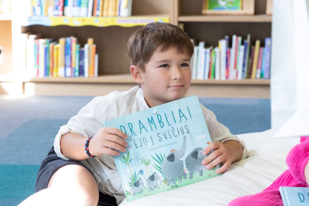 Diana Nausėdienė paskelbė naują „Knygų starto“ etapą – kvietimą lankytis bibliotekose ir dovaną mažiausiems skaitytojams 