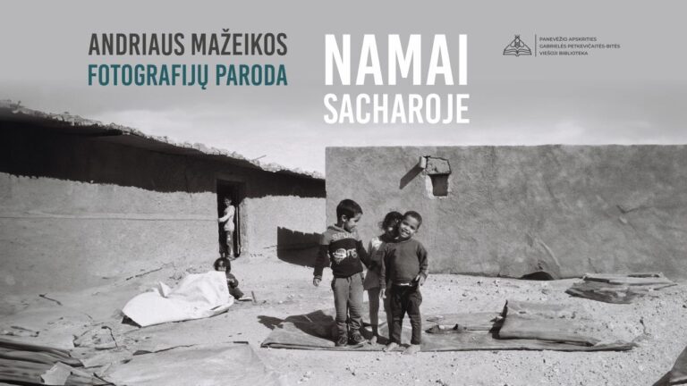 Juodai baltoje nuotraukoje trys linksmi vaikai kvadratinių namų sienų fone