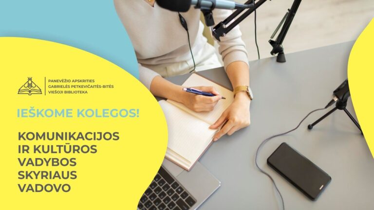 Ieškomos pareigybės aprašymas ir moters rankos, rašančios į užrašinę bei matomi kompiuteris, telefonas, mikrofono fragmentas
