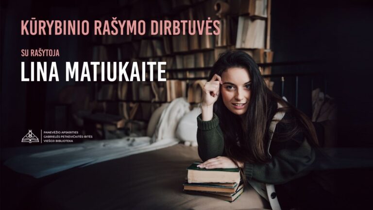 Moteris parėmusi galvą ranka ir uždėjusi ranką ant knygų sėdi knygų lentynų fone