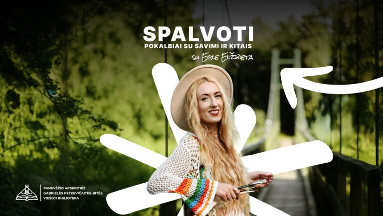 Besišypsanti moteris su šviesia skrybėle ir vasariškais drabužiais žaliame fone