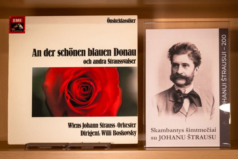 Štrauso nuotrauka ir šalia stovinti kompaktinė plokštelė su Štrauso muzika