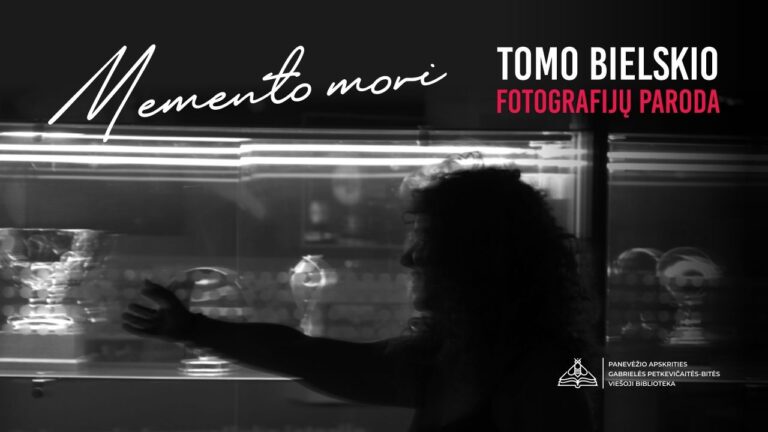 Tomo Bielskio sustabdyti momentai Juodai baltoje fotografijoje – ištiesusios ranką besišypsančios merginos siluetas stiklo su šviesos atspindžiais fone