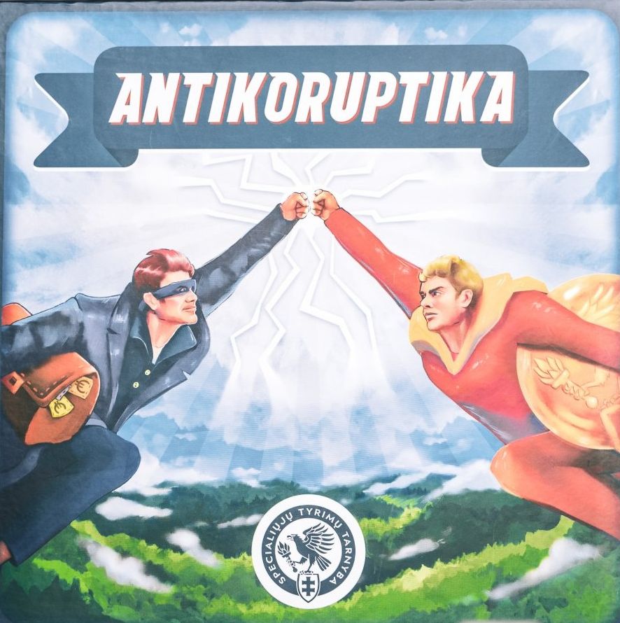 Iliustracija su dviem herojais, besikertančiais kumščiais ore: vienas vilki tamsų kostiumą ir laikosi portfelio, kitas – raudoną superherojaus kostiumą su skydu. Viršuje užrašas „Antikoruptika“, apačioje – Specialiųjų tyrimų tarnybos simbolis.