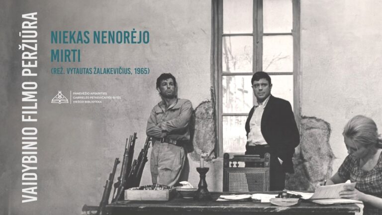 Sienos fone stovi du vyrai, o virš stalo palinkusi sėdi moteris juodai baltame kambario fone