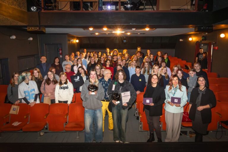 Būrys jaunimo stovi teatro salėje 13-ojoje regiono jaunųjų poetų, rašytojų, dailininkų tapytojų kūrybos šventėje