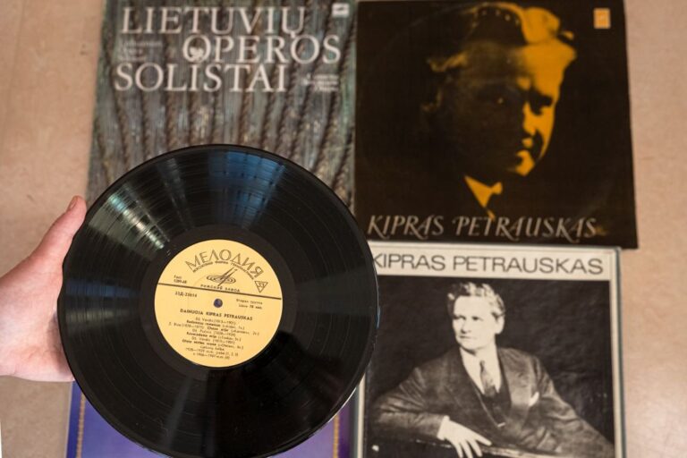 Parodos kompozitoriui Kiprui Petrauskui eksponatai: knygos ir plokštelės