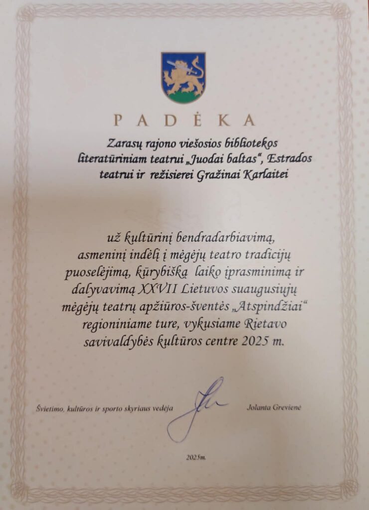 Padėkos rašto nuotrauka. Dokumento viršuje – herbas su mėlyname fone pavaizduotu auksiniu liūtu. Žemiau dideliu šriftu parašyta „Padėka“. Tekste dėkojama Zarasų rajono viešosios bibliotekos literatūriniam teatrui „Juodai baltas“, Estrados teatrui ir režisierei už kultūrinį bendradarbiavimą bei dalyvavimą suaugusiųjų mėgėjų teatrų apžiūroje-šventėje. Apačioje – parašas ir data 2025 m.
