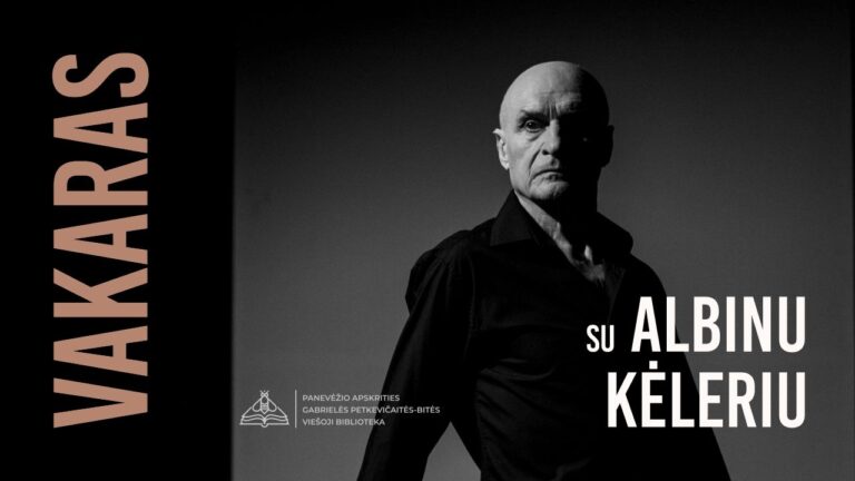 Vyras juodu kostiumu stovi teatrališka poza tamsiame fone