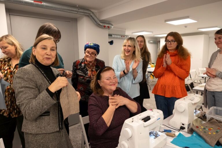 Bibliotekos Vaikų ir jaunimo kultūrinės edukacijos skyriuje įkurta erdvė „atKURK“ tapo tvarumo ir praktinio kūrybiškumo centru. Čia įgyvendintas projektas apėmė įvairias veiklas – panevėžiečiai mokėsi atsakingo vartojimo, daiktų priežiūros ir remonto, kūrybinio perdirbimo bei šiuolaikinio požiūrio į aplinkos formavimą.